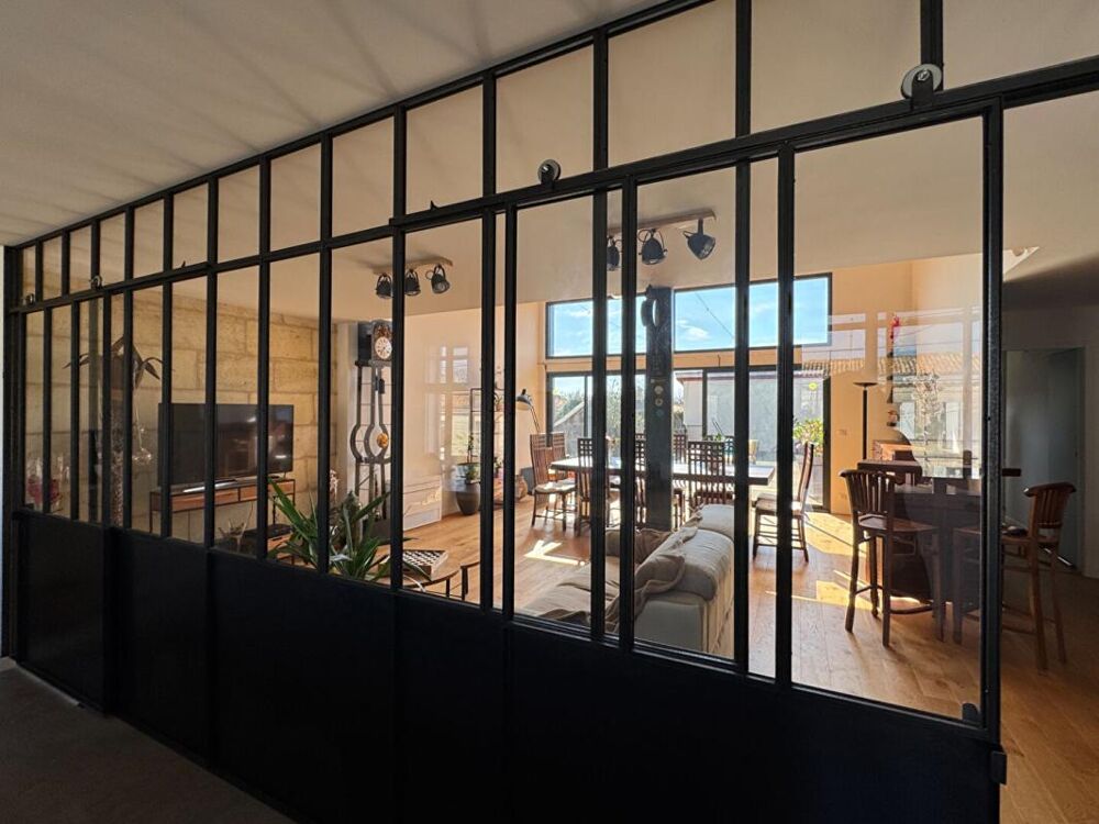 A Saint Loubès, Bâtiment à usage mixte de 388 m² - Appartement d'architecte spacieux - 6 pièces - 168 m2 - Local commercial de