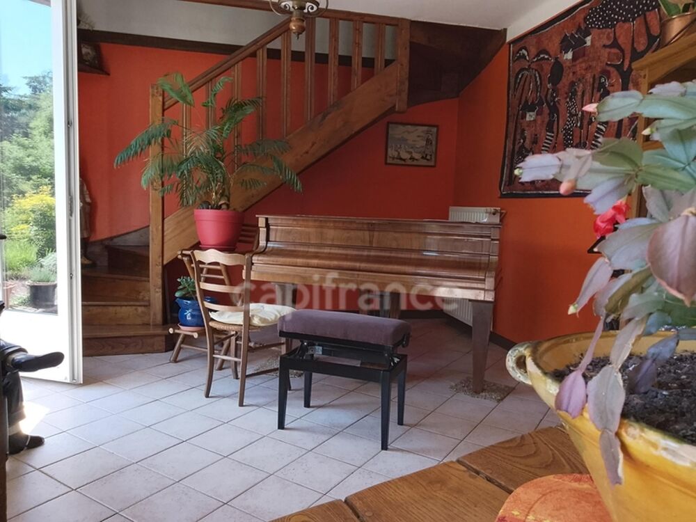 Maison avec écrin de verdure et bois