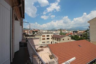  Appartement à louer 6 pièces 166 m²