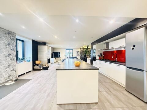   Long�re r�nov�e de 296 m� avec d�pendances � Terrain de 5 400 m�  Possibilit� 6 chambres_ Non mitoyenne Maison - 6 pi�ce(s) - 296 m�