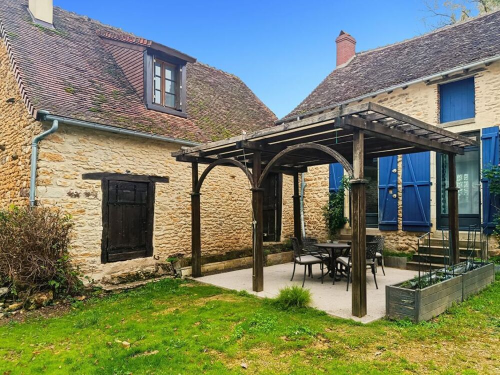 Superbe longère en pierre avec piscine sécurisée et dépendances à Prissac 179 000