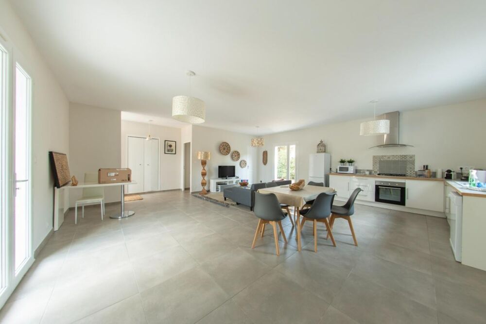 Vente Maison LES ANGLES (30133) – MAISON INDIVIDUELLE DE PLAIN-PIED – 4 CHAMBRES – JARDIN PISCINABLE – TERRAIN CONSTRUCTIBLE – GARAGE Les angles