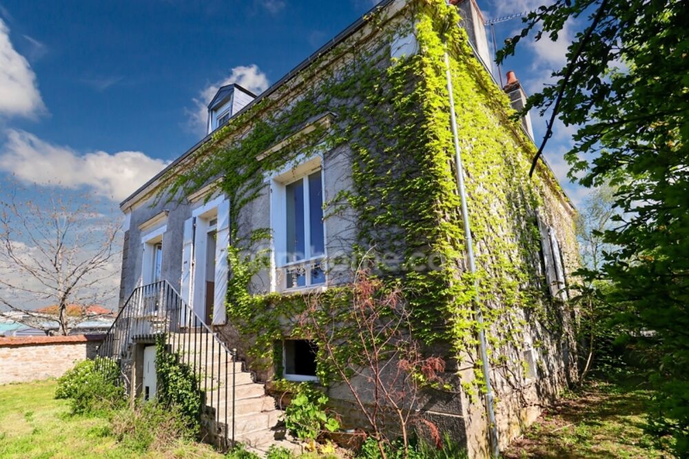 Maison de Charme et de Caractère -175 m² environ - 10 pièces - 7 chambres - Terrain 1450 m² environ - SAINT SULPICE LES FEUILLES