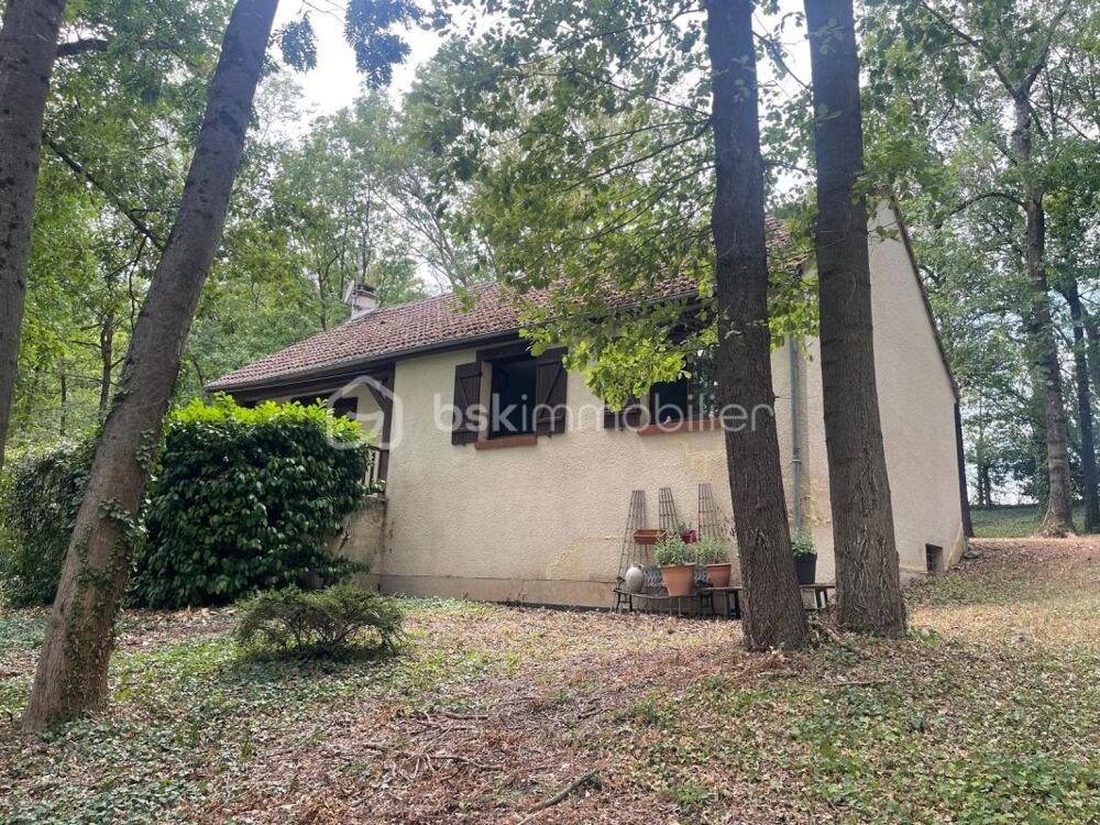 Maison avec sous-sol et terrain de 2270m²