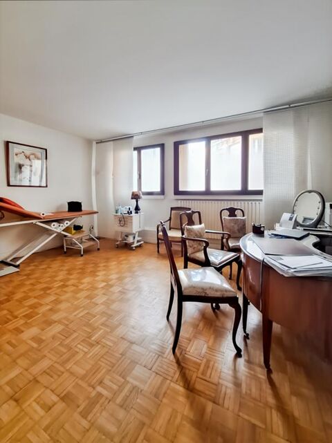 Locaux commerciaux à vendre avec très belle cour privative 665000 75016 Paris