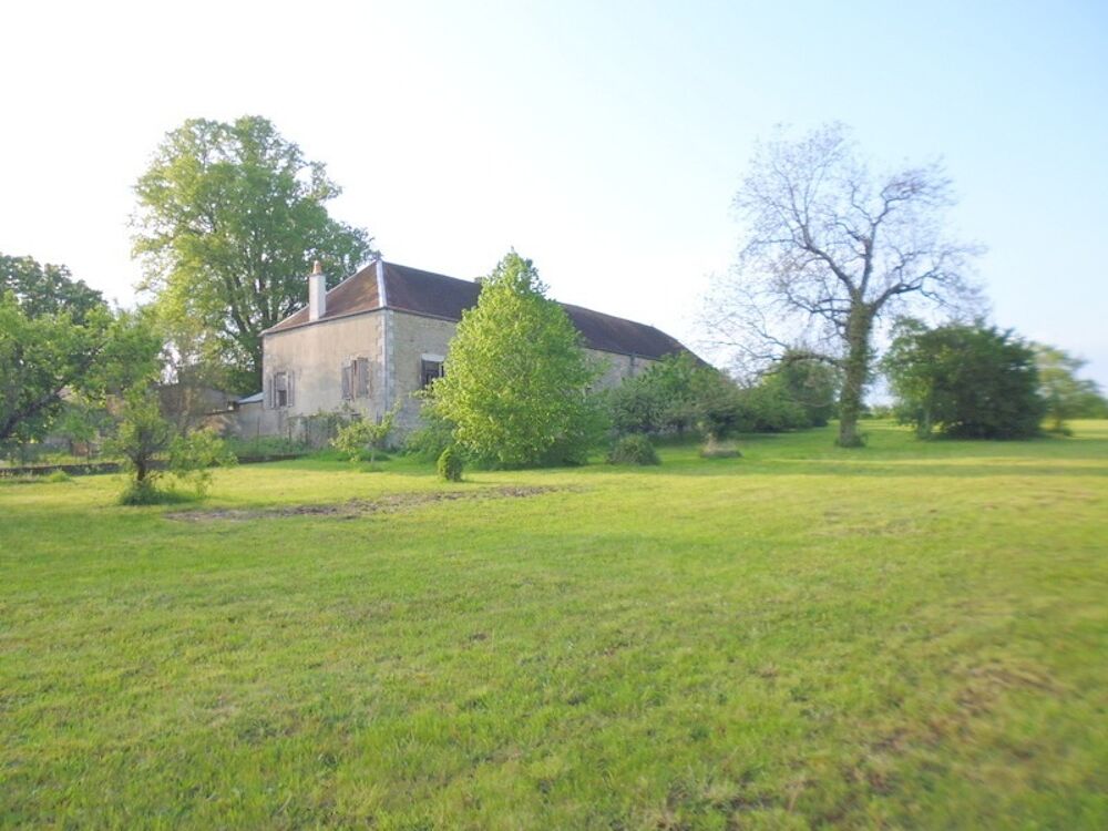Corps de ferme semi autonome de 1027m² de bâtiments sur un terrain de 2.8 hectares