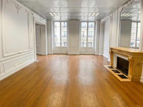   Bureaux avec belle hauteur sous plafond et balcon 