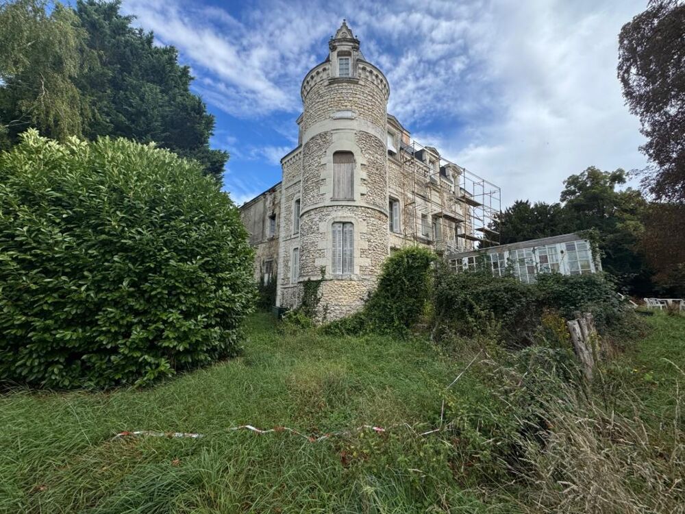 Château de Penchien  Domaine de caractère à réinventer, fort potentiel événementiel et touristique  Mansigné (Sarthe)