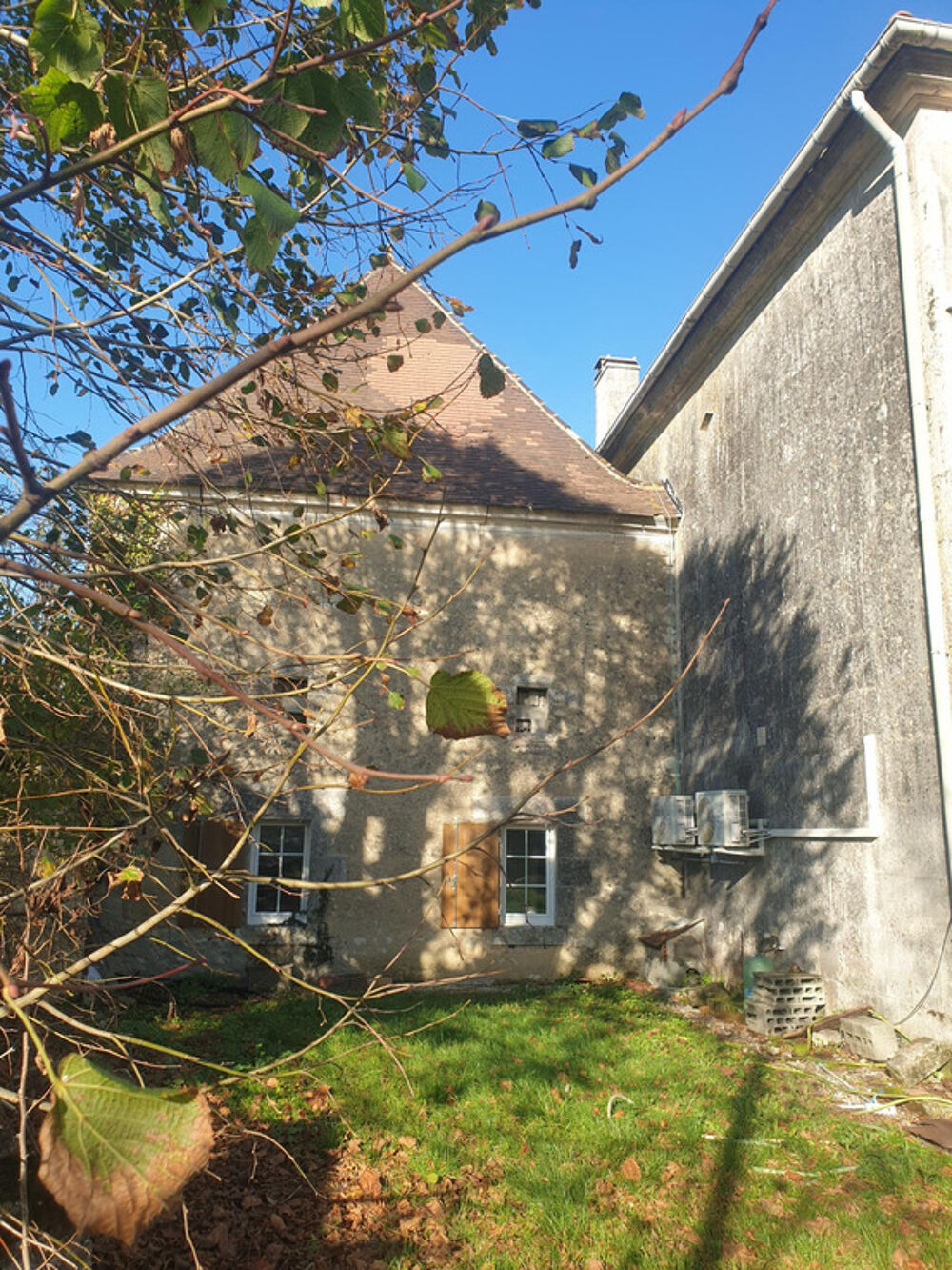 Maison de 400 m² habitables à vendre, proche Barbezieux (16), dépendances denviron 1 000 m², terrain de 12 000 m² !!!