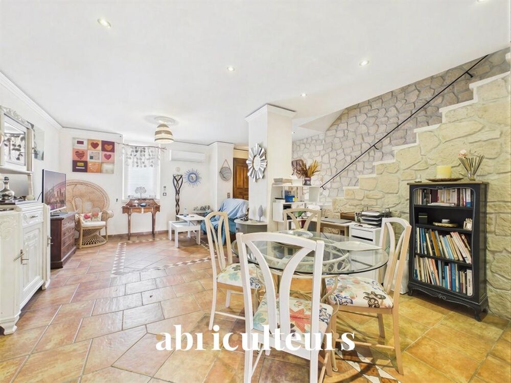 Maison de ville en pierre de 100 m² avec jardin et piscine en vente à Cavaillon (84300)
