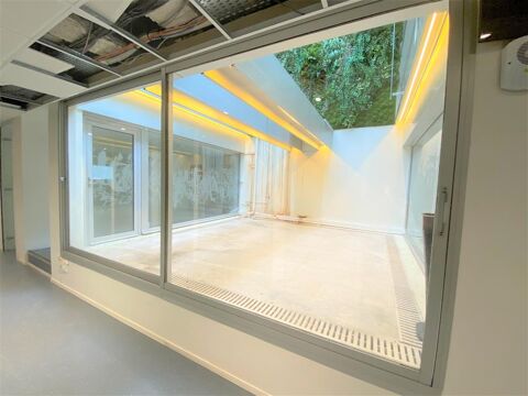 Bureaux id&eacute;alement situ&eacute;, avenue Franklin D. Roosevelt avec patio 13711 75008 Paris