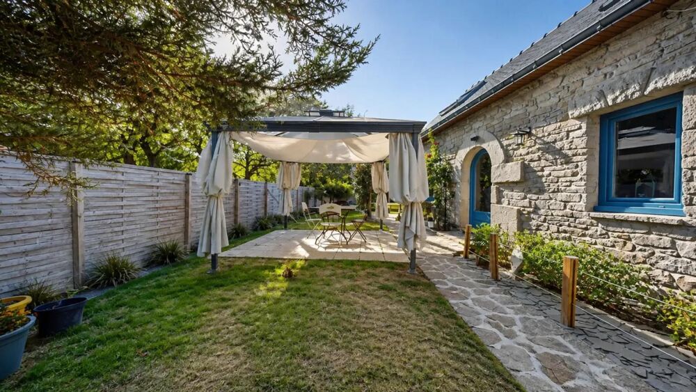 Bâtisse en pierre de 86 m², avec véranda, garage et joli jardin de 741 m² avec piscine hors-sol