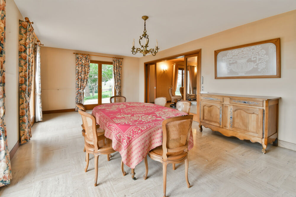 Vente Maison Maison à vendre 10 pièces TONNAY CHARENTE Proche (17)-320 m² habitables-garage- jardin 5 500 m² Tonnay charente
