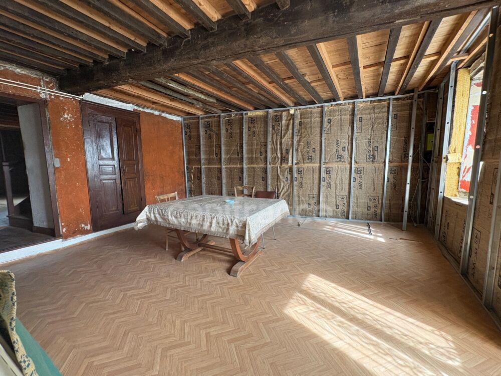 LES SALLES (42). MAISON MITOYENNE de 130 M2 avec cave voutée dans le HAUT FOREZ