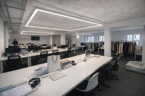 Bureaux climatis&eacute;s en duplex &agrave; louer avec cour privative et triple acc&egrave;s directs sur rue 54403 75007 Paris