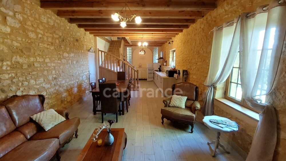 A vendre, maison de 364 m² entourée de plus de 2,5 hectares de terrain à Carsac-Aillac avec 3 gîtes meublés, une maison d'habita