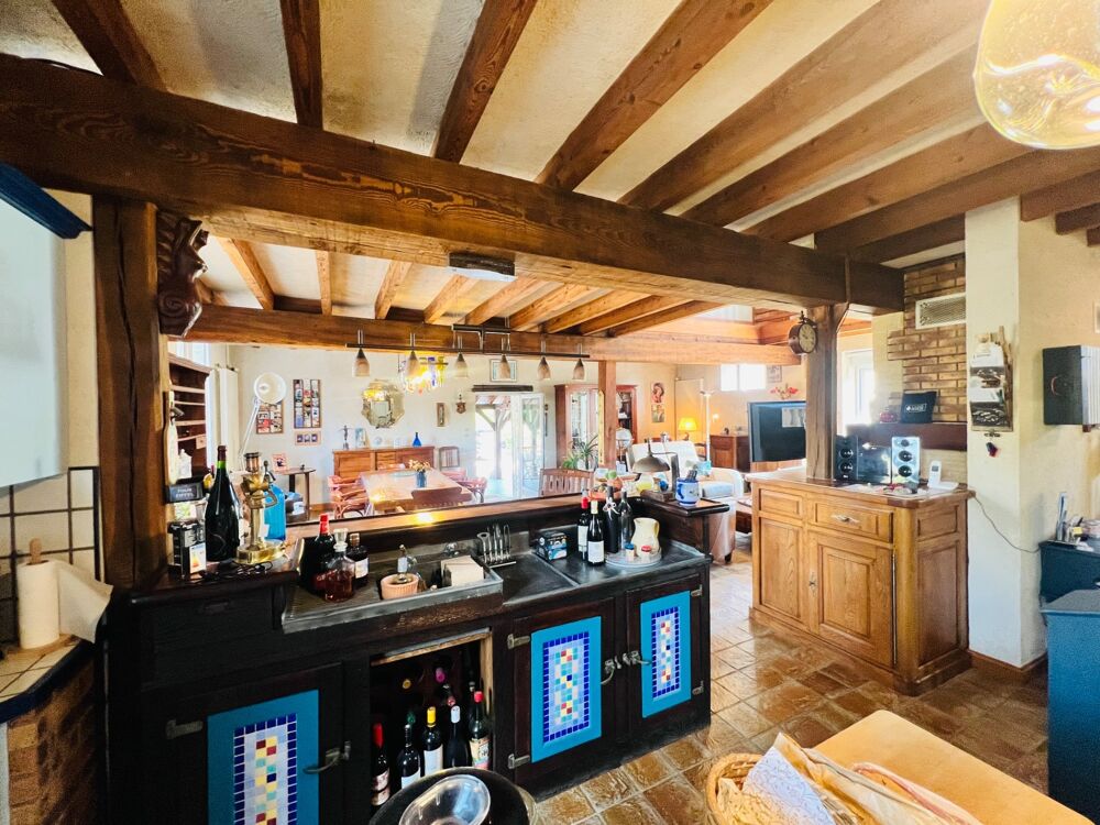 Maison de caractère rénovée  182 m²  Studio indépendant 31m²  Garage de 117 m²  Terrain clos de 2 235 m²