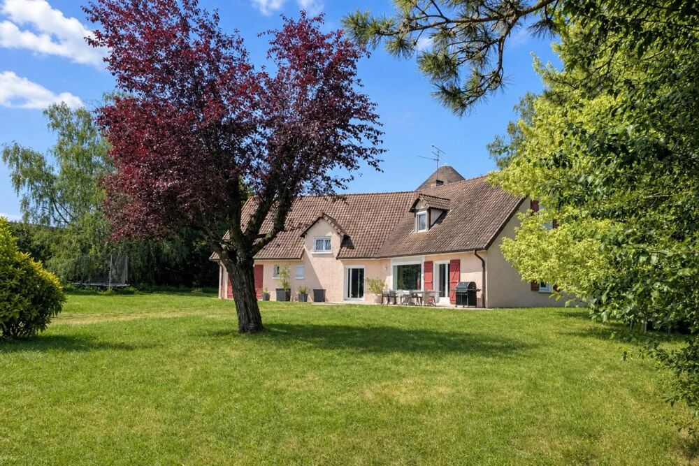 Vaste maison 7 pièces de 255 m² avec piscine