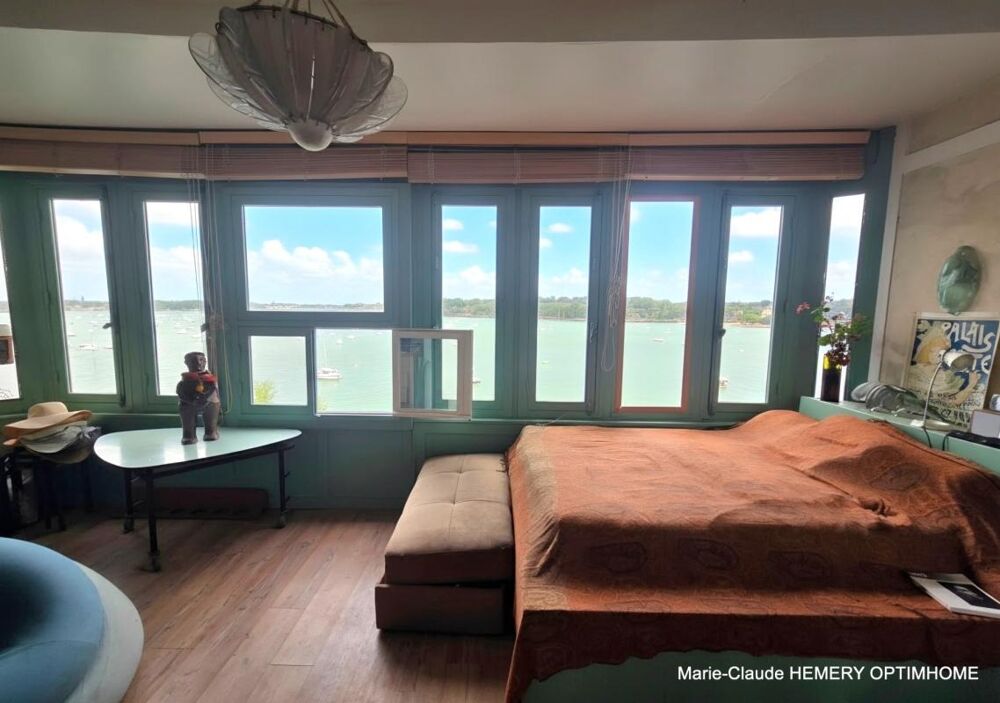 La mer vous fera voir toutes ses couleurs de cette Propriété de 1ère ligne offrant des points de vue exceptionnels