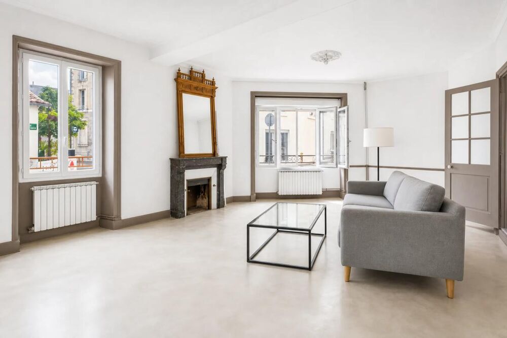 Maison de 6 pièces de 330 m² située à L'Hermenault