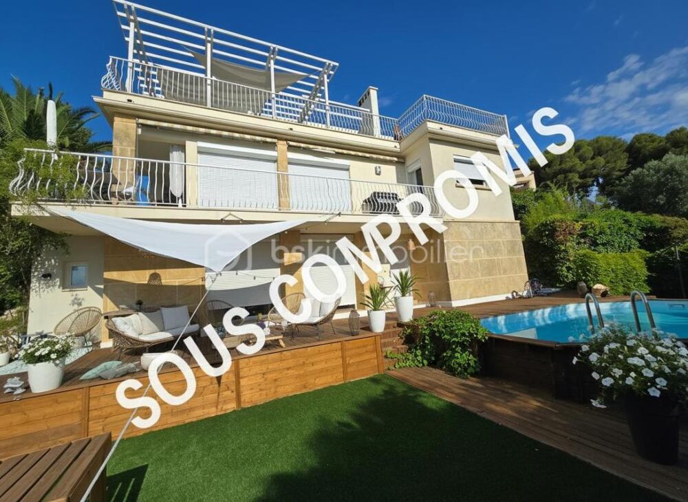 À 2 minutes à pied du port  Vue mer  Propriété de caractère 186 m²  3 logements  Piscine