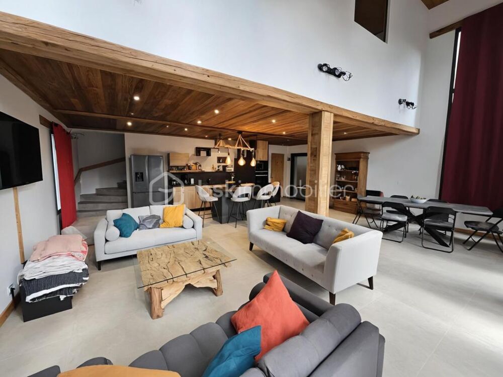 **À VENDRE  Magnifique chalet de standing à proximité immédiate des pistes de ski** AVEC PISCINE