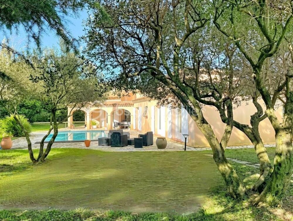 Nîmes Campagne : Maison familiale de standing  180 m²  Parcelle 2 500 m²  Résidence sécurisée en bordure du golf