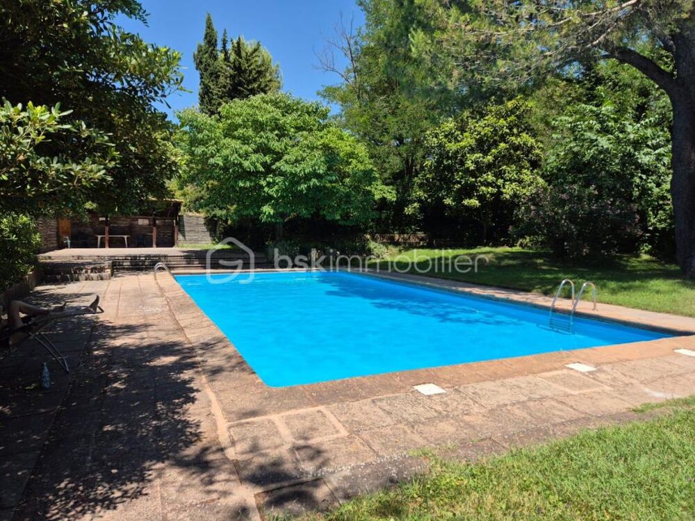 Mas de caractère avec piscine au sein d'un domaine naturel confidentiel