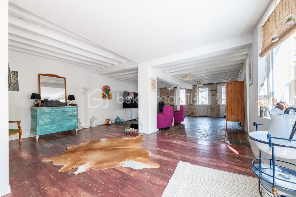 Vente Maison Magnifique bâtisse en pierre édifiée en 1850 composée de ses 4 chambres et de son jardin intimiste ! Chaumont