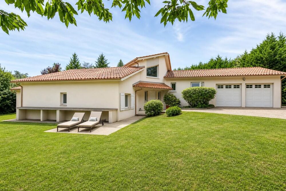 Maison de 8 pièces de 210 m² à Saint-Cyr-sur-le-Rhône
