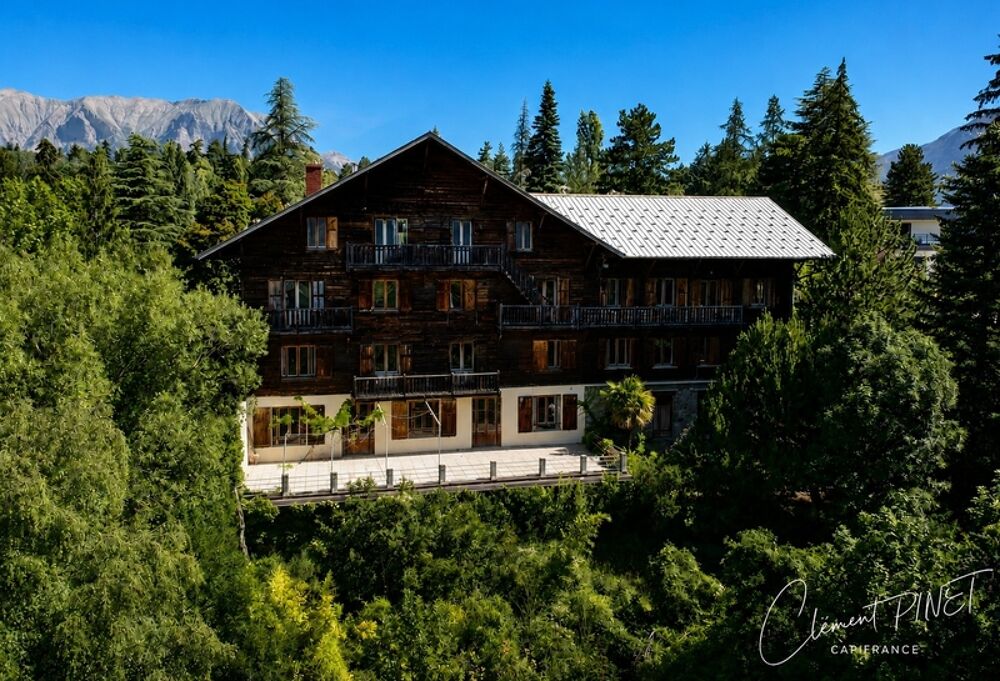 Propriété de 828m² sur 9045m² de terrain - Chorges