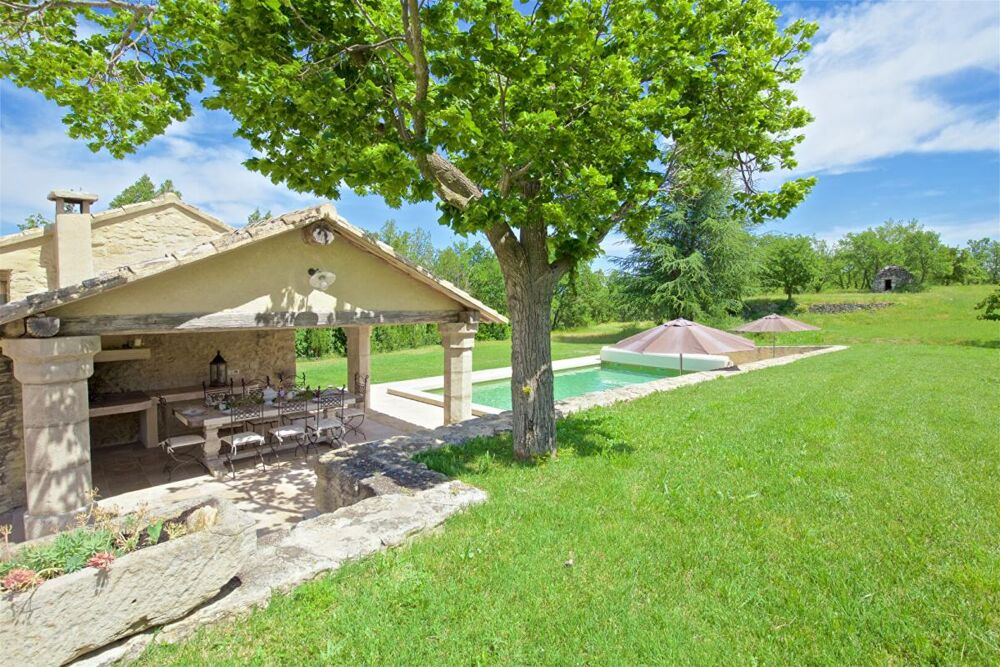 Luberon, mas restauré sur 3.8 ha avec piscine et vue