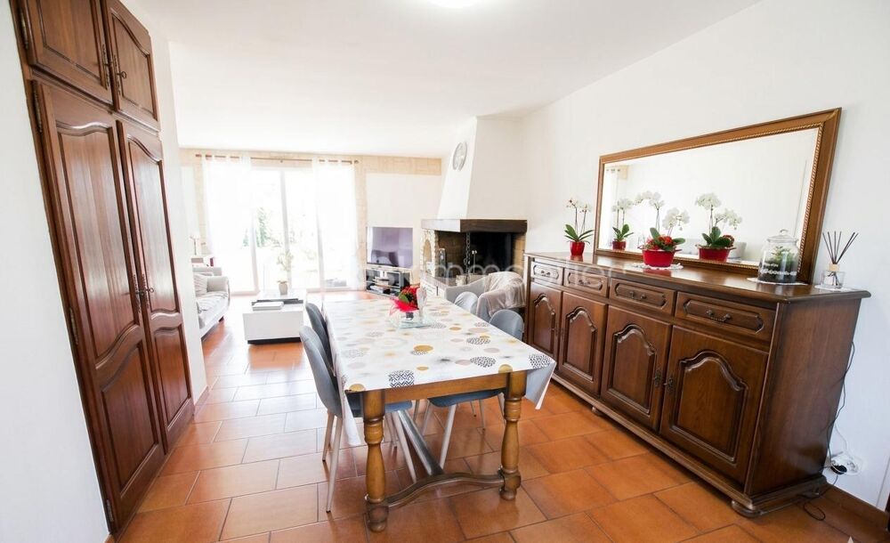A 10 minutes de MAINTENON et de la gare, maison de plein pied de 93 m² sur terrain boise de 2123 m² de superficie, plat clos, un