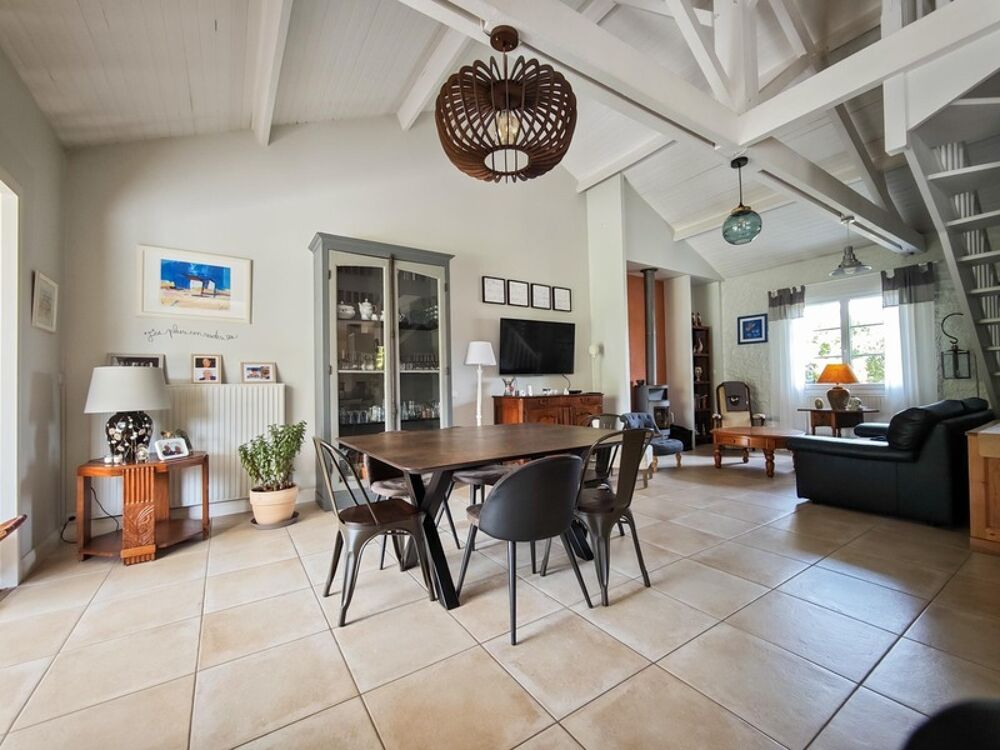 Vente Maison CHOLET Pavillon 4 chambres avec charpente apparente, sous-sol total et véranda récente Cholet