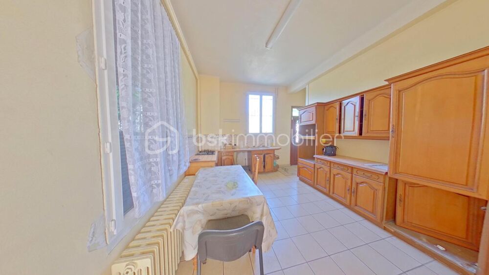 Maison de 269 m² comprenant trois logements avec un garage, une cave et une cour