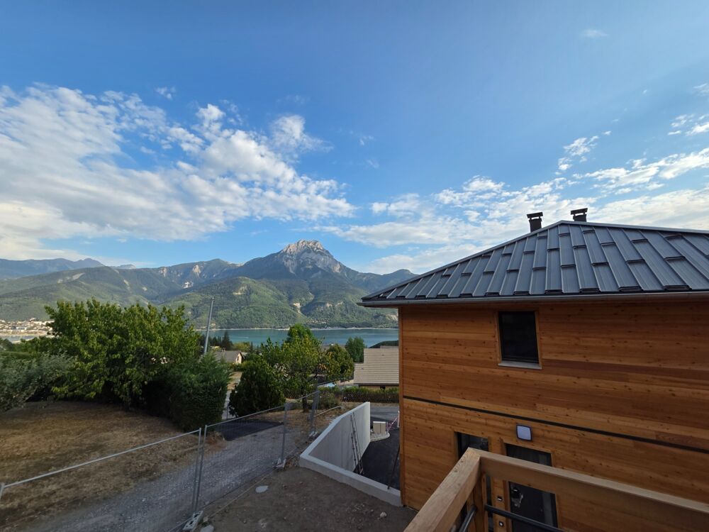 Appartement à vendre T3 /T4 ( 2 chambres et 1 coin nuit) en duplex atypique avec terrasse Vue Lac et Montagnes sur Savines Le La