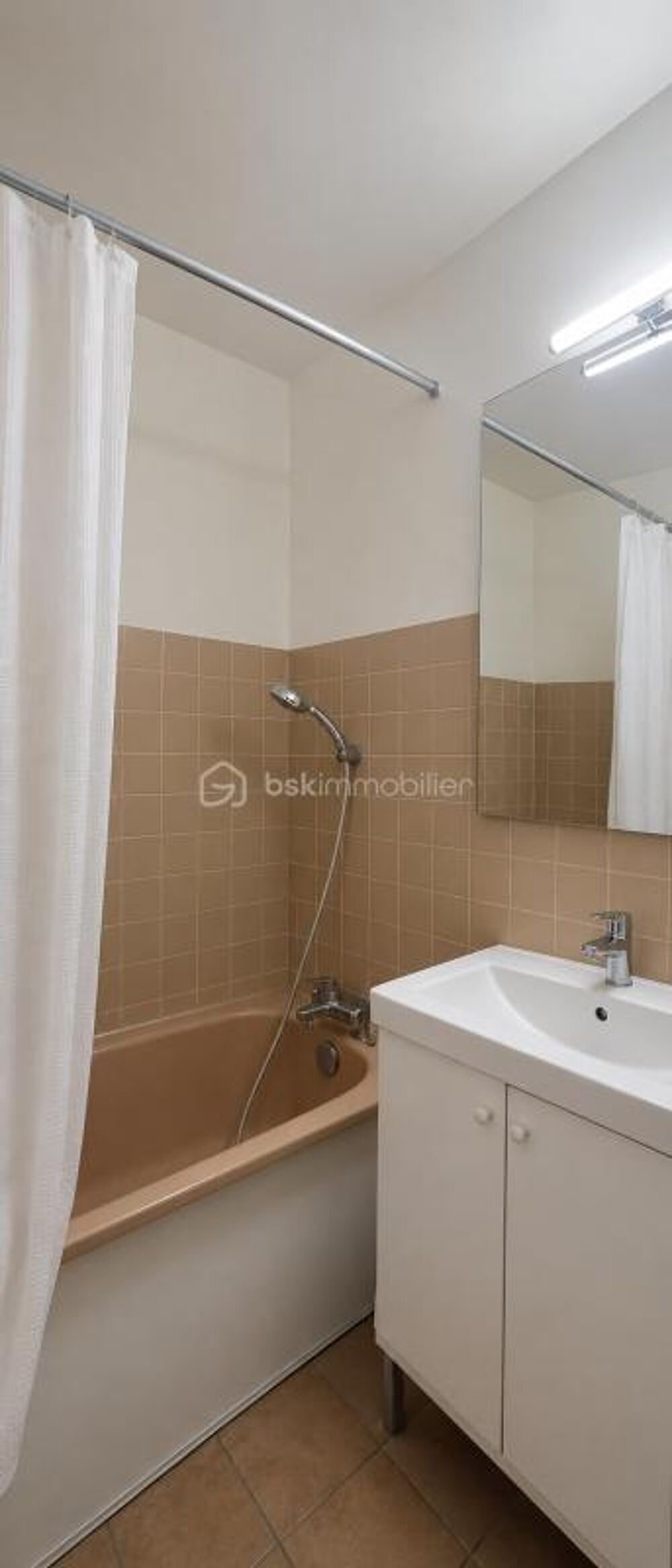 Vente Appartement F2 avec grand balcon, box fermé et beau potentiel – Une opportunité à ne pas manquer ! Livry gargan