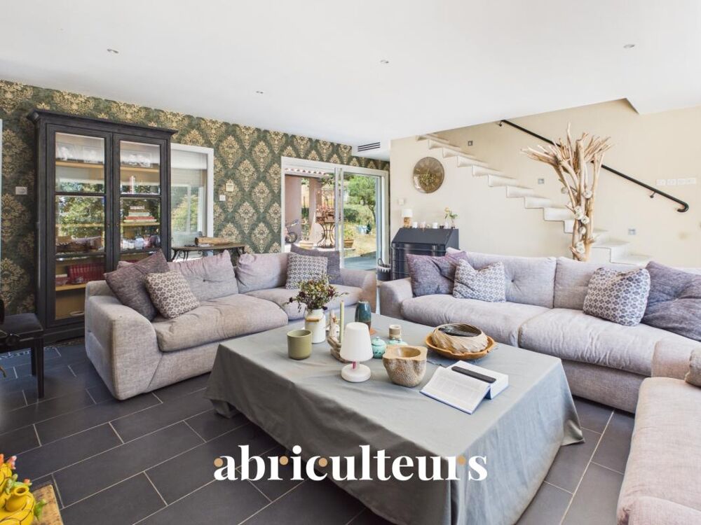 Vente Maison Spacieuse villa avec piscine et terrain d'environ 1 500 m² , dépendance et vue dégagée en vente à Callian (83440) Callian