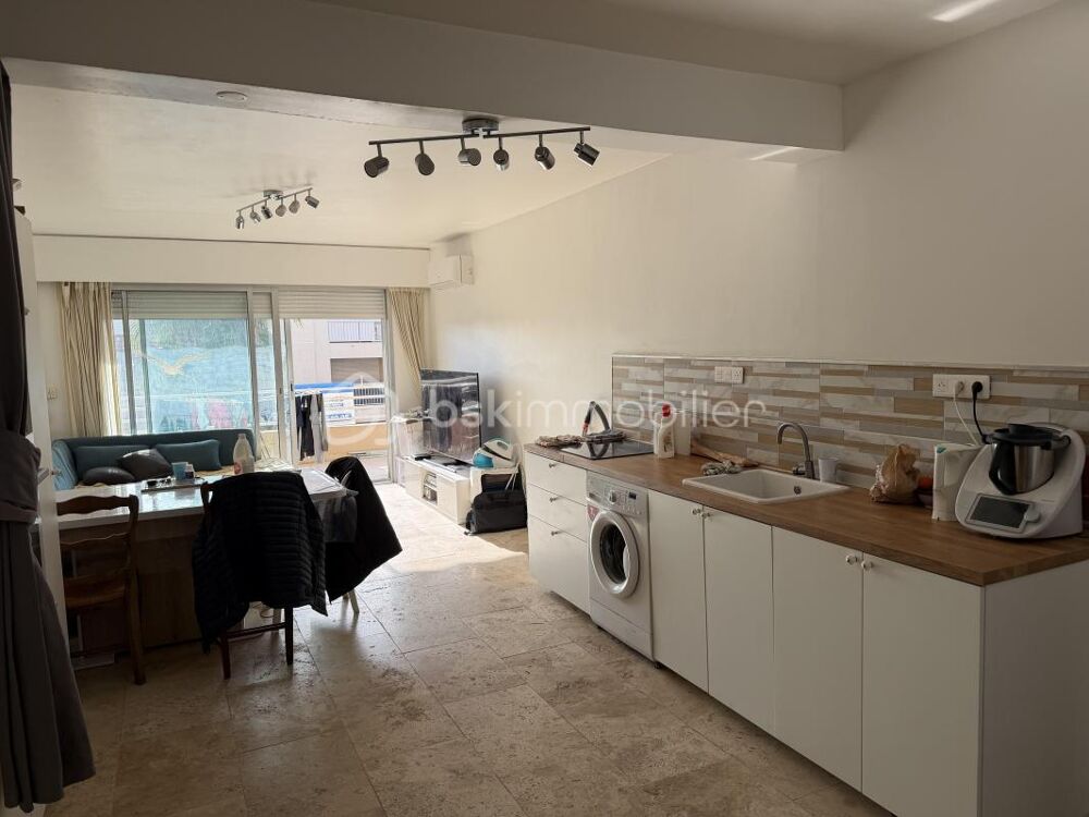 Cavalaire-sur-Mer (83240)  Appartement T4 traversant de plus de 84m2 en Centre Ville, à 150 m du bord de Mer