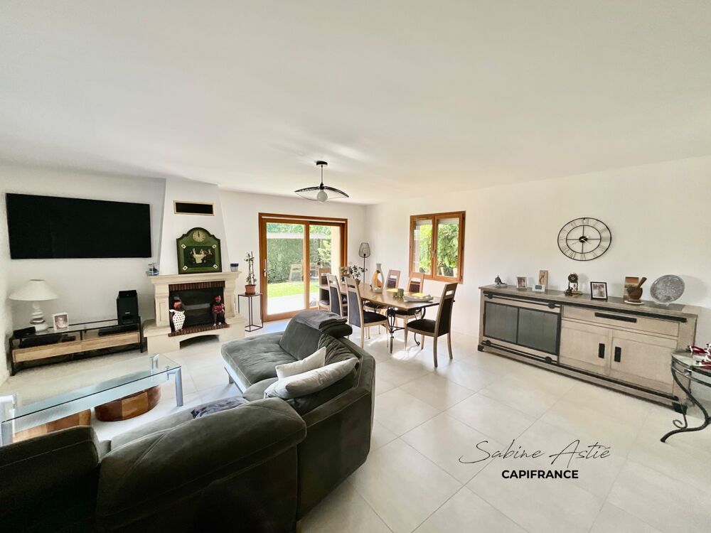 ARNAS  Maison de plain-pied de 112 m² avec piscine chauffée sur un terrain clos et arboré de 812 m²