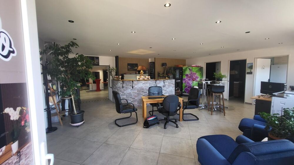   À VENDRE – Ensemble de bureaux et entrepôt à l'entrée de Dieppe 