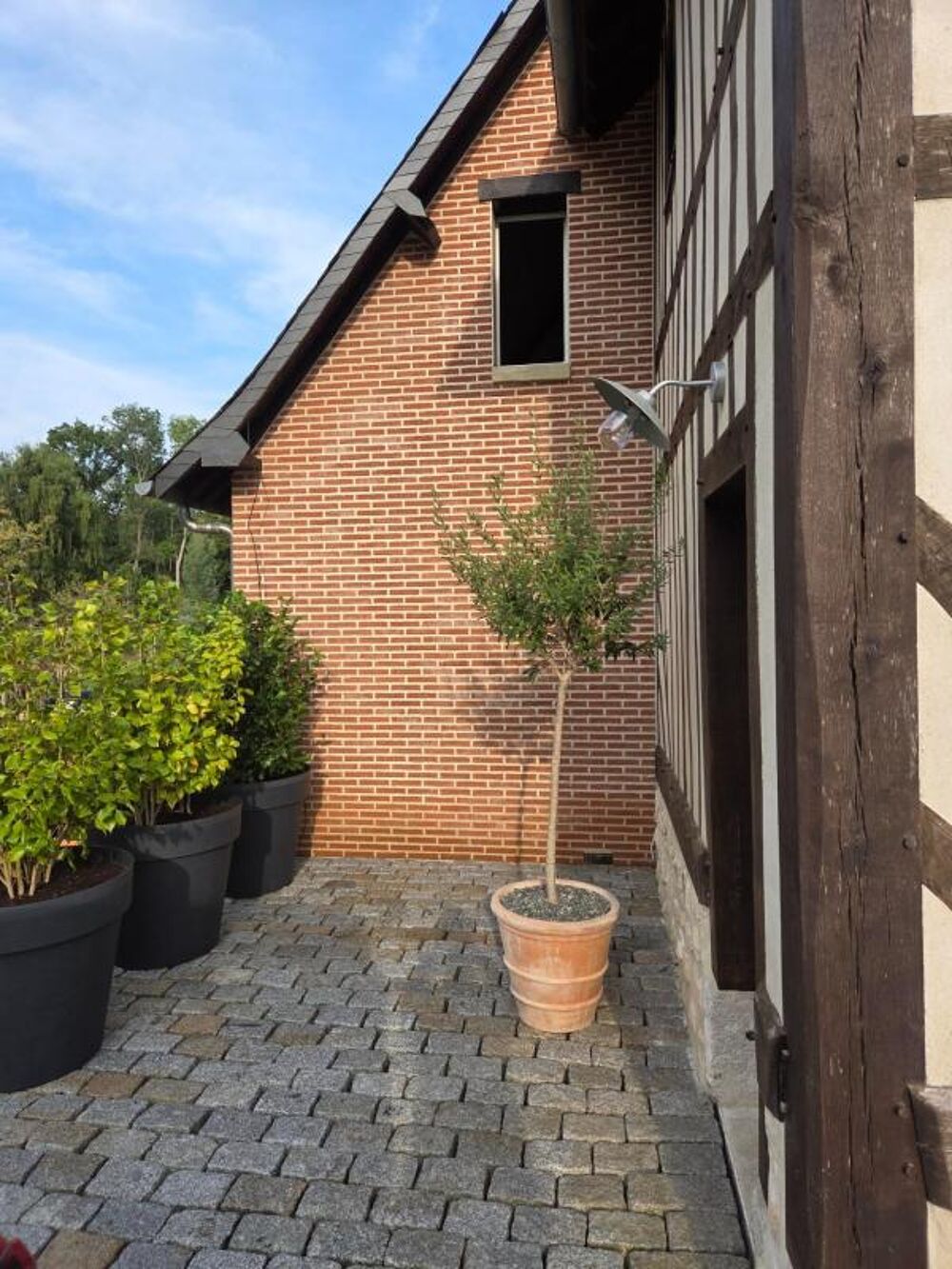 Maison de charme de 100 M2, 5 pièces 3 chambres avec une piscine et annexe sur un terrain de 4700 M2 à BONNEVILLE LA LOUVET (14)