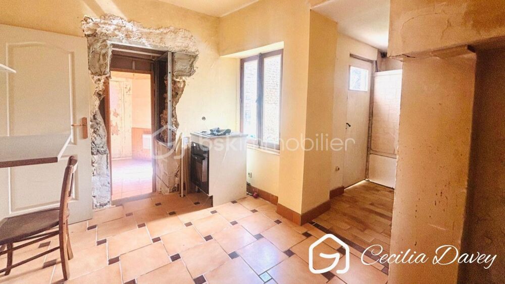 *** Nouveauté : Belle opportunité de rénovation avec fort potentiel pour cette fermette du XIXème siècle, de plain-pied, avec dé