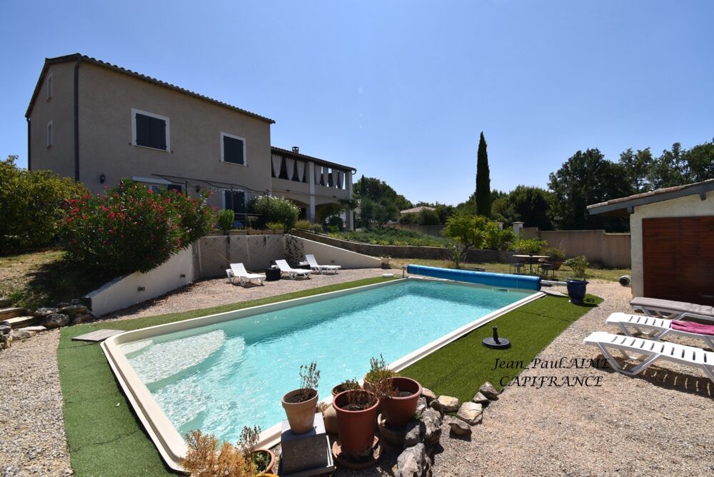 BARJAC  Une propriété de 210 m2 dont un appartement de 70 m2 avec panorama sur les Cévennes, à quelques pas du coeur du village