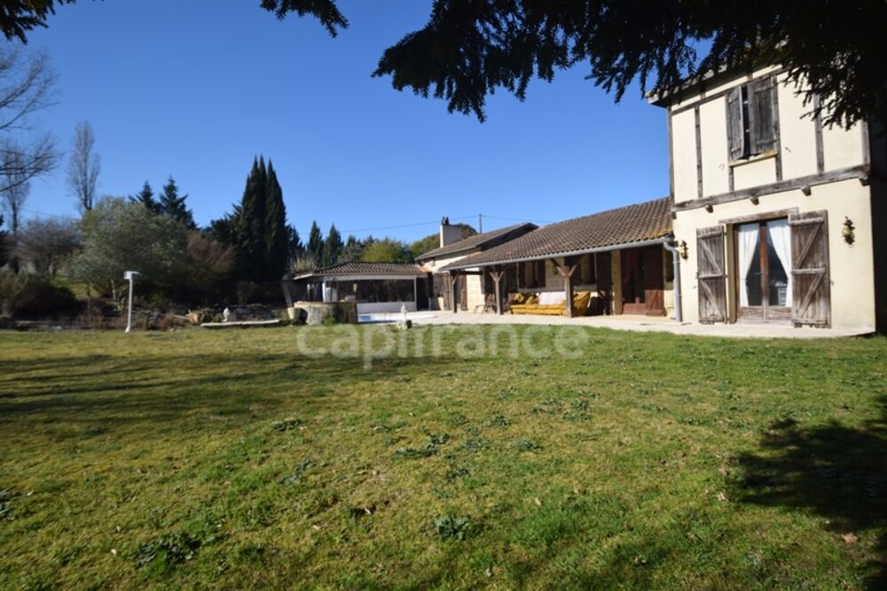 Demeure en pierre du XVIIIe siècle - poutres apparentes - 3 chambres - 2 boxes à chevaux - 18 000m2 de terrain - proche de MARMA