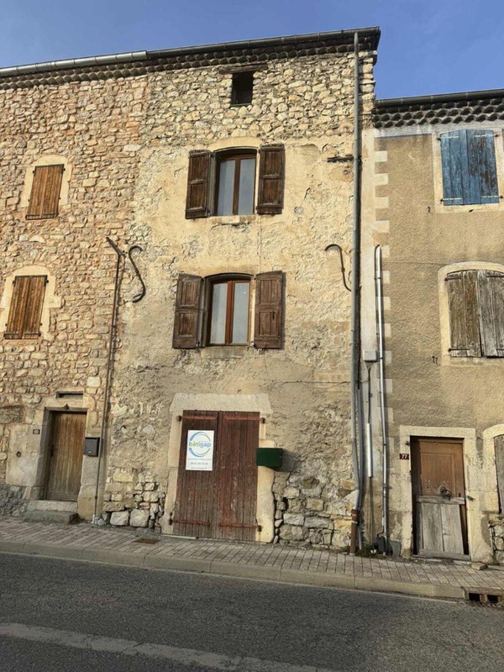 Maison de village à rénover + grange  La Faurie (05)