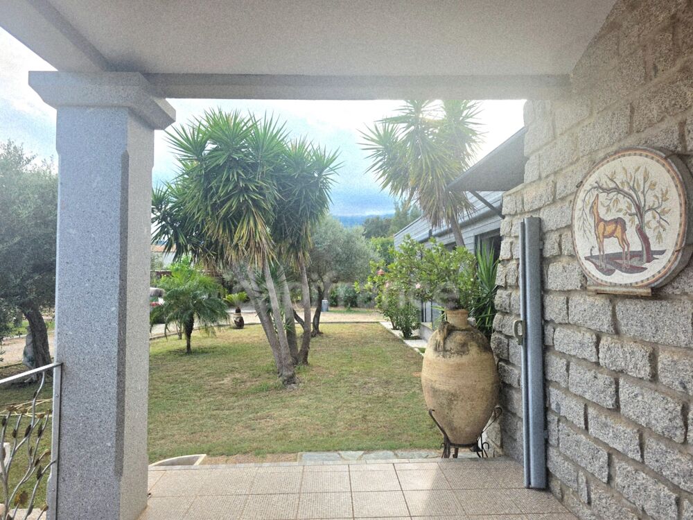 Maison de caractère atypique et unique de plain pied avec terrain arboré