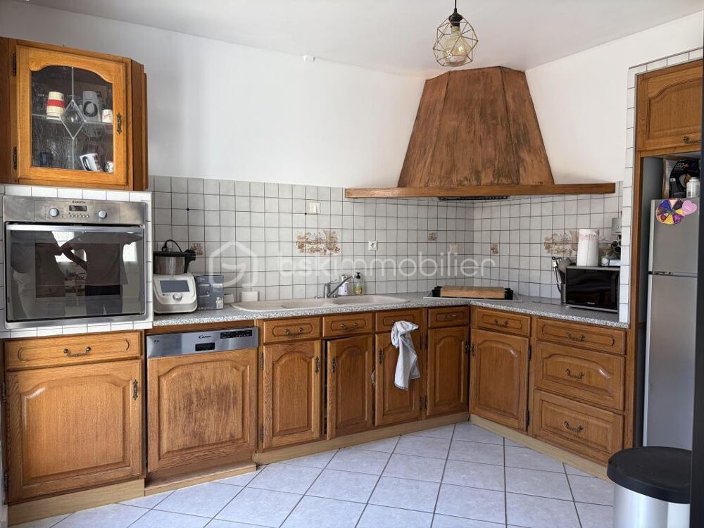 Maison ancienne rénovée composée de ses 4 chambres et de ses multiples dépendances !