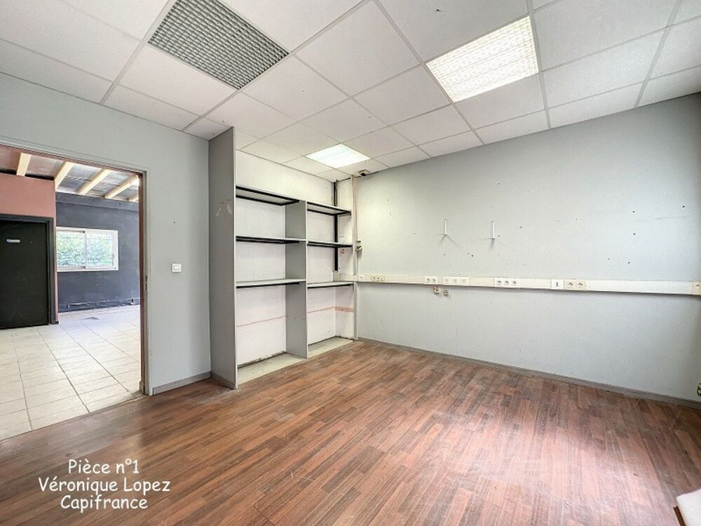   Agen, sortie nord, local  de 353 m² sur deux niveaux avec espace de stockage et bureaux Agen