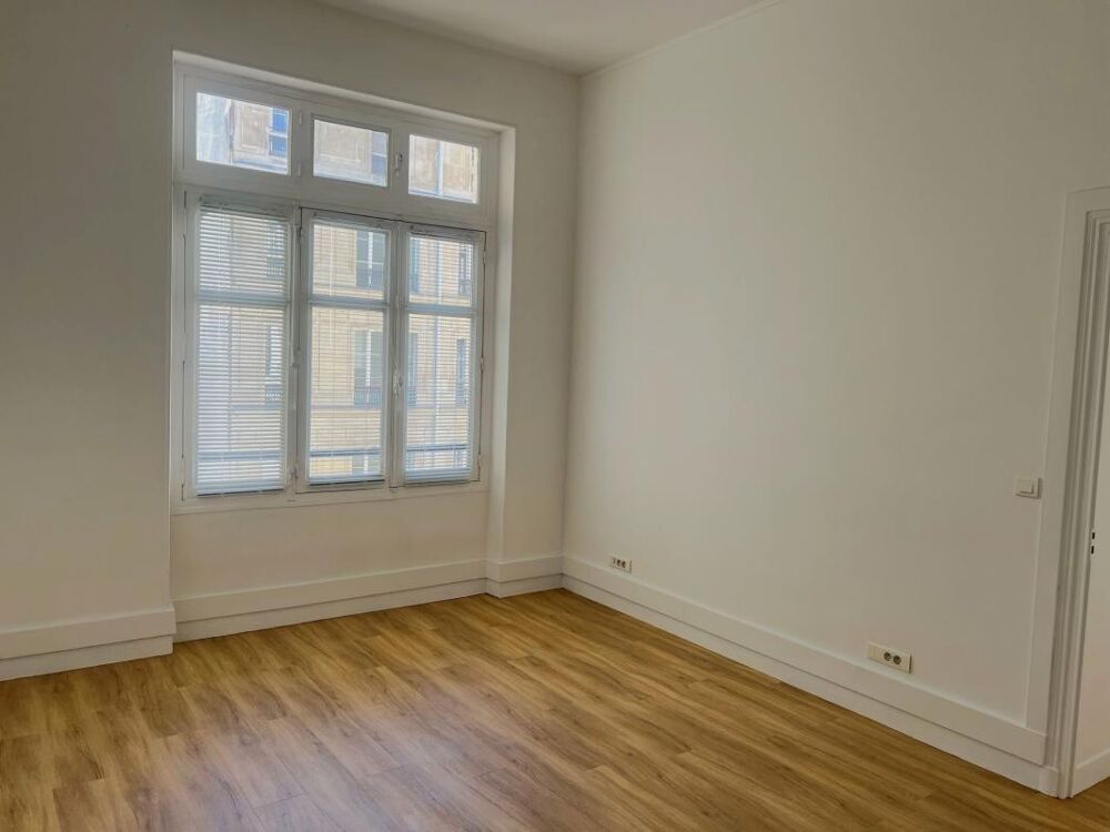   Bureaux sur cour, dans un bel immeuble proche Gare Saint Lazare Paris 8